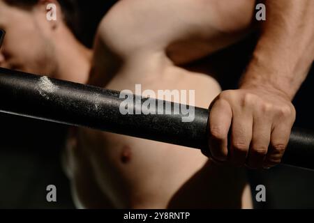 Primo piano a disposizione di un uomo irriconoscibile che si immerge sulle barre parallele spolverate con gesso per fornire una presa più forte sulle attrezzature da palestra e sullo spazio per copiare Foto Stock