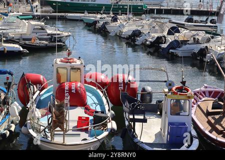 Saint-Tropez, Francia. 6 ottobre 2024 Port de Saint-Tropez, Francia. L'ultimo giorno della 25a gara Les Voiles de Saint-Tropez, l'atmosfera era emozionante sia sull'acqua che sulla terraferma. Il porto era pieno di gente felice e barche a vela di ritorno dalla gara. Credito Ilona Barna BIPHOTONEWS, Alamy Live News credito: Ilona Barna BIPHOTONEWS/Alamy Live News Foto Stock