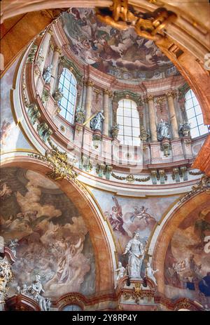 PRAGA - 11 MAGGIO 2024: Gli intricati affreschi e gli elaborati stucchi che decorano la cupola della chiesa di San Nicola a Praga creano un dis mozzafiato Foto Stock