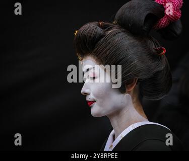 Londra, Regno Unito. 6 ottobre 2024. Gli interpreti di KIMONODEGO in elaborati costumi da trucco e geisha si preparano dietro le quinte prima della loro esibizione. Japan Matsuri, il più grande festival annuale della cultura e del cibo giapponese del Regno Unito, farà ritorno a Trafalgar Square con spettacoli culturali, bancarelle, cibo e intrattenimento. Crediti: Imageplotter/Alamy Live News Foto Stock