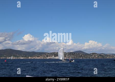 Saint-Tropez, Francia. 6 ottobre 2024 Port de Saint-Tropez, Francia. L'ultimo giorno della 25a gara Les Voiles de Saint-Tropez, l'atmosfera era emozionante sia sull'acqua che sulla terraferma. Il porto era pieno di gente felice e barche a vela di ritorno dalla gara. Credito Ilona Barna BIPHOTONEWS, Alamy Live News credito: Ilona Barna BIPHOTONEWS/Alamy Live News Foto Stock