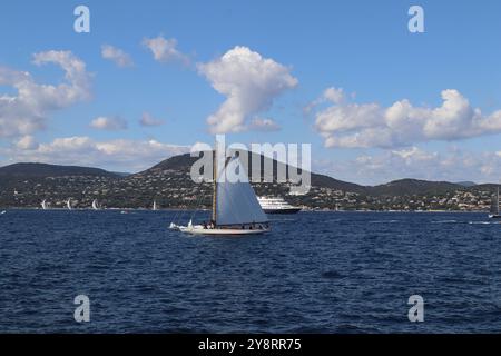 Saint-Tropez, Francia. 6 ottobre 2024 Port de Saint-Tropez, Francia. L'ultimo giorno della 25a gara Les Voiles de Saint-Tropez, l'atmosfera era emozionante sia sull'acqua che sulla terraferma. Il porto era pieno di gente felice e barche a vela di ritorno dalla gara. Credito Ilona Barna BIPHOTONEWS, Alamy Live News credito: Ilona Barna BIPHOTONEWS/Alamy Live News Foto Stock