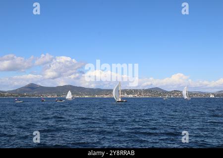 Saint-Tropez, Francia. 6 ottobre 2024 Port de Saint-Tropez, Francia. L'ultimo giorno della 25a gara Les Voiles de Saint-Tropez, l'atmosfera era emozionante sia sull'acqua che sulla terraferma. Il porto era pieno di gente felice e barche a vela di ritorno dalla gara. Credito Ilona Barna BIPHOTONEWS, Alamy Live News credito: Ilona Barna BIPHOTONEWS/Alamy Live News Foto Stock