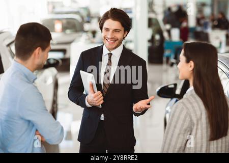 Venditore Di Automobili Professionale Che Vende Auto Che Lavora Nel Centro Di Dealership Foto Stock