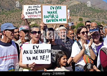 Diyarbakir, Turchia. 6 ottobre 2024. Durante la dimostrazione, un gruppo di amanti della natura sarà visto portare dei cartelli. In Turchia, l'inizio dell'esplorazione mineraria da parte di una società privata nel bacino di Kasor vicino al distretto di Kulp nella provincia di Diyarbakir è stato protestato con una manifestazione cui hanno partecipato alcune organizzazioni della società civile, rappresentanti di partiti politici e amanti della natura. Credito: SOPA Images Limited/Alamy Live News Foto Stock