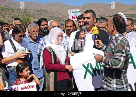 Diyarbakir, Turchia. 6 ottobre 2024. Il co-sindaco della municipalità metropolitana di Diyarbakir Dogan Hatun (R2) è visto parlare durante la manifestazione. In Turchia, l'inizio dell'esplorazione mineraria da parte di una società privata nel bacino di Kasor vicino al distretto di Kulp nella provincia di Diyarbakir è stato protestato con una manifestazione cui hanno partecipato alcune organizzazioni della società civile, rappresentanti di partiti politici e amanti della natura. Credito: SOPA Images Limited/Alamy Live News Foto Stock