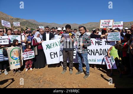 Diyarbakir, Turchia. 6 ottobre 2024. L'avvocato Ahmet Inan, Segretario dell'ambiente e Commissione urbana dell'Associazione degli Avvocati di Diyarbakir, è visto parlare durante una protesta. In Turchia, l'inizio dell'esplorazione mineraria da parte di una società privata nel bacino di Kasor vicino al distretto di Kulp nella provincia di Diyarbakir è stato protestato con una manifestazione cui hanno partecipato alcune organizzazioni della società civile, rappresentanti di partiti politici e amanti della natura. Credito: SOPA Images Limited/Alamy Live News Foto Stock