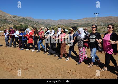 Diyarbakir, Turchia. 6 ottobre 2024. Un gruppo di amanti della natura viene visto ballare durante la dimostrazione. In Turchia, l'inizio dell'esplorazione mineraria da parte di una società privata nel bacino di Kasor vicino al distretto di Kulp nella provincia di Diyarbakir è stato protestato con una manifestazione cui hanno partecipato alcune organizzazioni della società civile, rappresentanti di partiti politici e amanti della natura. Credito: SOPA Images Limited/Alamy Live News Foto Stock