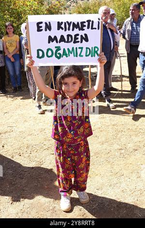 Diyarbakir, Turchia. 6 ottobre 2024. Una bambina ha un cartello con scritto "la nostra natura è la nostra risorsa più preziosa" durante la protesta. In Turchia, l'inizio dell'esplorazione mineraria da parte di una società privata nel bacino di Kasor vicino al distretto di Kulp nella provincia di Diyarbakir è stato protestato con una manifestazione cui hanno partecipato alcune organizzazioni della società civile, rappresentanti di partiti politici e amanti della natura. Credito: SOPA Images Limited/Alamy Live News Foto Stock