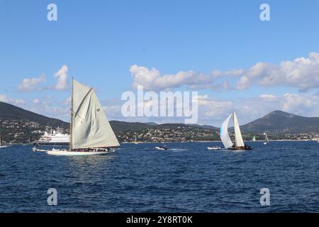 Saint-Tropez, Francia. 6 ottobre 2024 Port de Saint-Tropez, Francia. L'ultimo giorno della 25a gara Les Voiles de Saint-Tropez, l'atmosfera era emozionante sia sull'acqua che sulla terraferma. Il porto era pieno di gente felice e barche a vela di ritorno dalla gara. Credito Ilona Barna BIPHOTONEWS, Alamy Live News credito: Ilona Barna BIPHOTONEWS/Alamy Live News Foto Stock