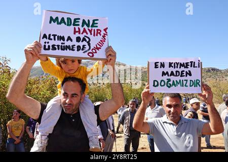 Diyarbakir, Turchia. 6 ottobre 2024. Due amanti della natura sono visti tenere cartelli durante la manifestazione in Turchia, l'inizio dell'esplorazione mineraria da parte di una società privata nel bacino di Kasor vicino al distretto di Kulp nella provincia di Diyarbakir è stato protestato con una manifestazione cui hanno partecipato alcune organizzazioni della società civile, rappresentanti di partiti politici e amanti della natura. Credito: SOPA Images Limited/Alamy Live News Foto Stock