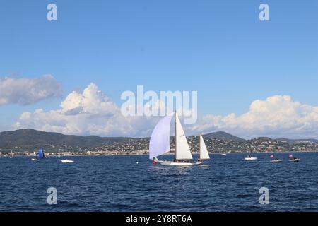 Saint-Tropez, Francia. 6 ottobre 2024 Port de Saint-Tropez, Francia. L'ultimo giorno della 25a gara Les Voiles de Saint-Tropez, l'atmosfera era emozionante sia sull'acqua che sulla terraferma. Il porto era pieno di gente felice e barche a vela di ritorno dalla gara. Credito Ilona Barna BIPHOTONEWS, Alamy Live News credito: Ilona Barna BIPHOTONEWS/Alamy Live News Foto Stock