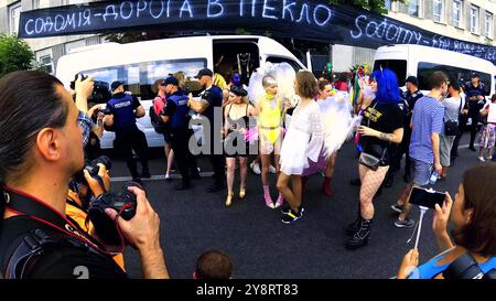 Kiev, Ucraina - 17 febbraio 2019: marcia per l'uguaglianza LGBT, parata dell'orgoglio. I giovani con arcobaleni camminano per le strade per lottare per i diritti LGBTQ. De Foto Stock