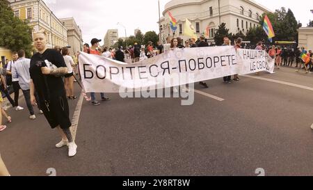 Kiev, Ucraina - 17 febbraio 2019: marcia per l'uguaglianza LGBT, parata dell'orgoglio. I giovani con arcobaleni camminano per le strade per lottare per i diritti LGBTQ. De Foto Stock