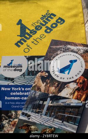 Museum of the dog swag from a zampa durante la parata a Bryant Park, 2024, New York City, Stati Uniti Foto Stock