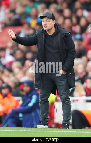 Londra, Regno Unito. 6 ottobre 2024. Brian Sorensen di Everton dà istruzioni alla squadra durante la partita di fa Women's Super League Arsenal Women vs Everton Women all'Emirates Stadium, Londra, Regno Unito, 6 ottobre 2024 (foto di Izzy Poles/News Images) a Londra, Regno Unito, il 6/10/2024. (Foto di Izzy Poles/News Images/Sipa USA) credito: SIPA USA/Alamy Live News Foto Stock