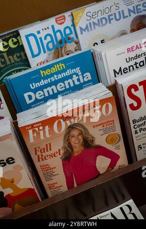 Barnes & Noble Booksellers sulla Fifth Avenue a New York City ha una vasta selezione di libri e riviste, Stati Uniti 2024 Foto Stock