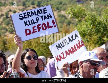 Diyarbakir, Turchia. 6 ottobre 2024. I manifestanti tengono dei cartelli durante la dimostrazione. In Turchia, l'inizio dell'esplorazione mineraria da parte di una società privata nel bacino di Kasor vicino al distretto di Kulp nella provincia di Diyarbakir è stato protestato con una manifestazione cui hanno partecipato alcune organizzazioni della società civile, rappresentanti di partiti politici e amanti della natura. (Foto di Mehmet Masum Suer/SOPA Images/Sipa USA) credito: SIPA USA/Alamy Live News Foto Stock