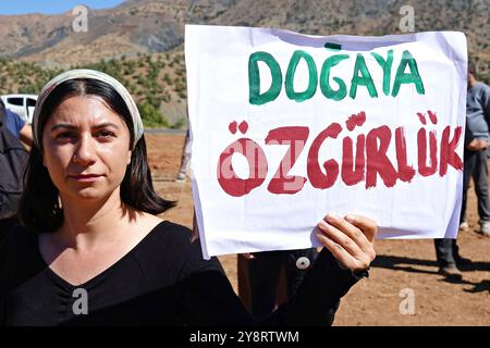 Diyarbakir, Turchia. 6 ottobre 2024. Una donna tiene in mano un cartello che dice "libertà per la natura" durante la manifestazione. In Turchia, l'inizio dell'esplorazione mineraria da parte di una società privata nel bacino di Kasor vicino al distretto di Kulp nella provincia di Diyarbakir è stato protestato con una manifestazione cui hanno partecipato alcune organizzazioni della società civile, rappresentanti di partiti politici e amanti della natura. (Foto di Mehmet Masum Suer/SOPA Images/Sipa USA) credito: SIPA USA/Alamy Live News Foto Stock