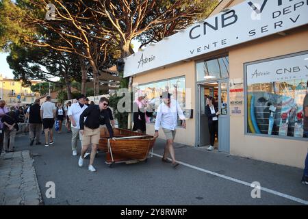 Saint-Tropez, Francia. 6 ottobre 2024 Port de Saint-Tropez, Francia. L'ultimo giorno della 25a gara Les Voiles de Saint-Tropez, l'atmosfera era emozionante sia sull'acqua che sulla terraferma. Il porto era pieno di gente felice e barche a vela di ritorno dalla gara. Credito Ilona Barna BIPHOTONEWS, Alamy Live News credito: Ilona Barna BIPHOTONEWS/Alamy Live News Foto Stock