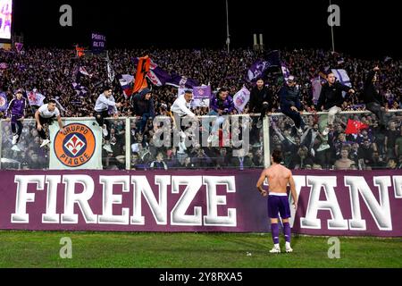 Firenze, Italia. 6 ottobre 2024. I tifosi della Fiorentina festeggiano al termine della partita di serie A tra l'ACF Fiorentina e l'AC Milan allo stadio Artemio Franchi di Firenze (Italia), il 6 ottobre 2024. Crediti: Insidefoto di andrea staccioli/Alamy Live News Foto Stock