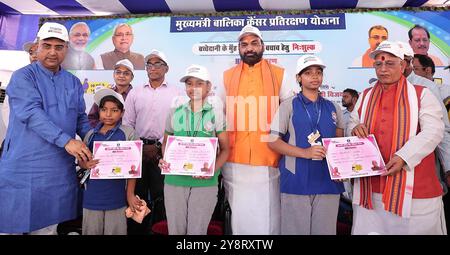 Patna, India. 6 ottobre 2024. PATNA, INDIA - 6 OTTOBRE: I Vice Ministri del Bihar Samrat Choudhary, Vijay Sinha e il Ministro della salute Bihar Mangal Pandey presentano i certificati alle studentesse dopo aver ricevuto la vaccinazione contro il cancro cervicale durante il campo di vaccinazione contro il cancro cervicale libero all'IGIMS il 6 ottobre 2024 a Patna, India. (Foto di Santosh Kumar/Hindustan Times/Sipa USA ) credito: SIPA USA/Alamy Live News Foto Stock