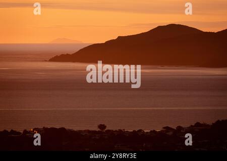 Kapiti Island al tramonto con Stephens Island (Malborough Sounds) sullo sfondo a Kapiti, nuova Zelanda Foto Stock