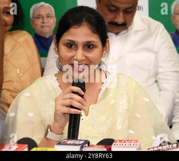 Patna, India. 6 ottobre 2024. PATNA, INDIA - 6 OTTOBRE: La dottoressa Ikra Ali Khan, figlia dell'ex ministro del Bihar Shahid Ali Khan, si rivolge a una conferenza stampa dopo essersi unita al partito Janata dal United durante il Samaroh di Milano presso l'ufficio della JDU il 6 ottobre 2024 a Patna, India. (Foto di Santosh Kumar/Hindustan Times/Sipa USA ) credito: SIPA USA/Alamy Live News Foto Stock