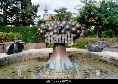 Fontana Bürgerbrunnen degli scultori tedeschi Gernot e Barbara Rumpf (Friedelsheim/Germania) Foto Stock