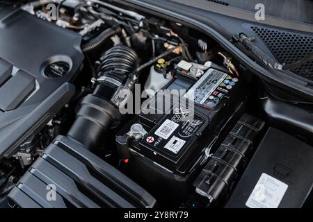 Vinnitsa, Ucraina - 22 gennaio 2024: Vano motore Volkswagen Arteon progettazione e design moderni Foto Stock