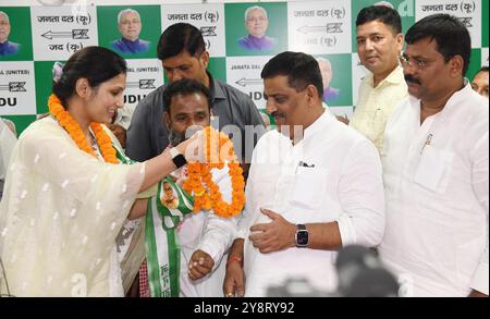 Patna, India. 6 ottobre 2024. PATNA, INDIA - 6 OTTOBRE: Il deputato della JDU Sanjay JHA presenta il documento di adesione al partito al Dr. Ikra Ali Khan, figlia dell'ex ministro del Bihar Shahid Ali Khan dopo essersi unita al partito Janata dal United durante il Milan Samaroh presso l'ufficio della JDU il 6 ottobre 2024 a Patna, India. (Foto di Santosh Kumar/Hindustan Times/Sipa USA ) credito: SIPA USA/Alamy Live News Foto Stock