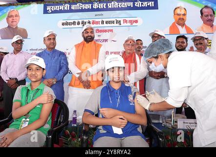 Patna, India. 6 ottobre 2024. PATNA, INDIA - 6 OTTOBRE 2024: Studentesse che ricevono la vaccinazione contro il cancro cervicale durante il campo di vaccinazione contro il cancro cervicale gratuito in presenza del vice-ministro del Bihar Samrat Choudhary, Vijay Sinha e del ministro della salute del Bihar Mangal Pandey all'IGIMS. (Foto di Santosh Kumar/Hindustan Times/Sipa USA ) credito: SIPA USA/Alamy Live News Foto Stock