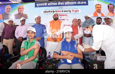 Patna, India. 6 ottobre 2024. PATNA, INDIA - 6 OTTOBRE 2024: Studentesse che ricevono la vaccinazione contro il cancro cervicale durante il campo di vaccinazione contro il cancro cervicale gratuito in presenza del vice-ministro del Bihar Samrat Choudhary, Vijay Sinha e del ministro della salute del Bihar Mangal Pandey all'IGIMS. (Foto di Santosh Kumar/Hindustan Times/Sipa USA ) credito: SIPA USA/Alamy Live News Foto Stock