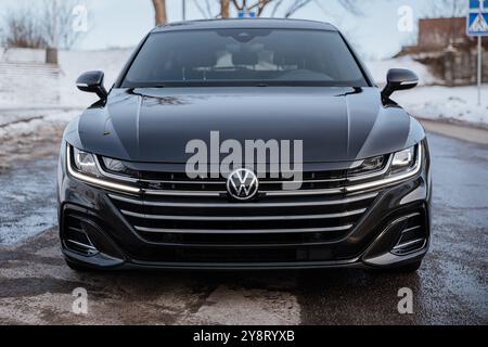 Vinnitsa, Ucraina - 22 gennaio 2024: Vista frontale della griglia e dei fari Volkswagen Arteon Foto Stock