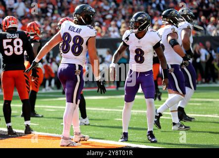 Cincinnati, Stati Uniti. 5 ottobre 2024. Il tight end dei Baltimore Ravens Charlie Kolar (88) celebra la sua corsa da touchdown contro il quarterback Lamar Jackson (8) contro i Cincinnati Bengals durante il secondo tempo di gioco al Paycor Stadium domenica 6 ottobre 2024 a Cincinnati, Ohio. Foto di John Sommers II/UPI credito: UPI/Alamy Live News Foto Stock