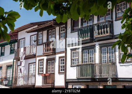 Tradizionale facciata di casa portoghese in legno in piazza Sao Tiago nel centro della città di Guimaraes, Portogallo Foto Stock