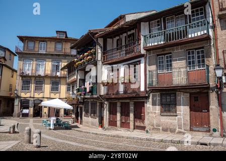 Tradizionale facciata di casa portoghese in legno in piazza Sao Tiago nel centro della città di Guimaraes, Portogallo Foto Stock