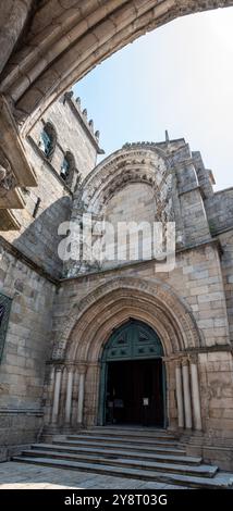 Portale della chiesa gotica di nostra Signora dell'Ulivo o Igreja de Nossa Senhora da Oliveira a Guimaraes, Portogallo Foto Stock