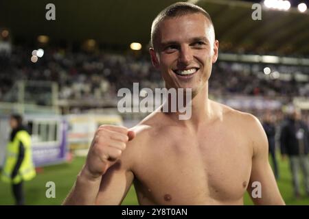 Firenze, Italia. 6 ottobre 2024. Albert Gudmundsson della Fiorentina festeggia per la vittoria al termine della partita di serie A Enilive 2024/2025 tra Fiorentina e Milano - serie A Enilive allo Stadio Artemio Franchi - Sport, calcio - Firenze, Italia - domenica 6 ottobre 2024 (foto di massimo Paolone/LaPresse) credito: LaPresse/Alamy Live News Foto Stock