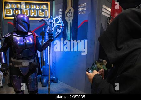 Mosca, Russia. 5 ottobre 2024. I cosplayer vestiti di personaggi di Star Wars partecipano all'Epic con festival di cultura pop, fumetti, cinema, videogiochi e cosplay al Main Stage di Mosca, Russia Foto Stock