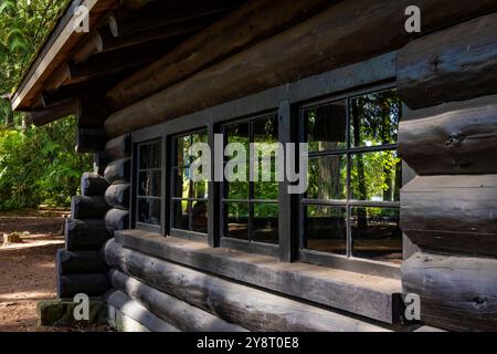 Padiglione per picnic in legno in stile rustico costruito dal Civilian Conservation Corpsm con Western Red Cedars, nel Millersylvania State Park, nello stato di Washington, Stati Uniti Foto Stock