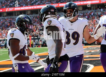 Cincinnati, Stati Uniti. 5 ottobre 2024. Il wide receiver dei Baltimore Ravens Rashid Bateman (7) celebra il suo touchdown con Patrick Ricard (42) e Mark Andrews (89) contro i Cincinnati Bengals durante il secondo tempo di gioco al Paycor Stadium domenica 6 ottobre 2024, a Cincinnati, Ohio. Foto di John Sommers II/UPI credito: UPI/Alamy Live News Foto Stock