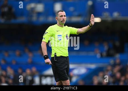 Londra, Regno Unito. 6 ottobre 2024. L'arbitro Chris Kavanagh gesta durante la partita di Premier League tra Chelsea e Nottingham Forest allo Stamford Bridge di Londra domenica 6 ottobre 2024. (Foto: Jon Hobley | mi News) crediti: MI News & Sport /Alamy Live News Foto Stock