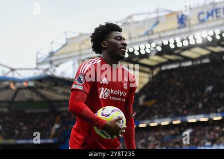 Londra, Regno Unito. 6 ottobre 2024. Ola Aina di Nottingham Forest durante la partita di Premier League tra Chelsea e Nottingham Forest allo Stamford Bridge di Londra domenica 6 ottobre 2024. (Foto: Jon Hobley | mi News) crediti: MI News & Sport /Alamy Live News Foto Stock