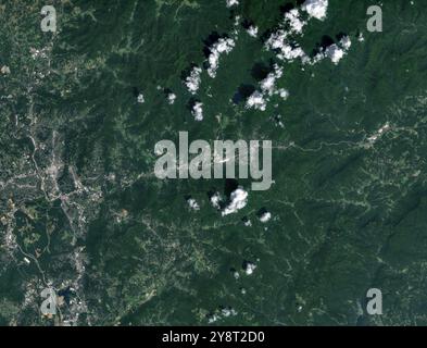 Asheville, Stati Uniti. 30 agosto 2024. Vista satellitare di Asheville, a sinistra, e Black Mountain, a destra, nella Carolina del Nord occidentale prima delle piogge dall'uragano Helene, il 30 agosto 2024. Il fiume Swannanoa scorre orizzontale attraverso il centro e il French Broad River verticale sul lato sinistro. Credito: GOES-East/NOAA/Alamy Live News Foto Stock