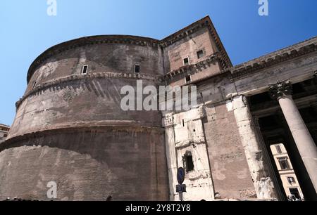 Il Pantheon, Roma, Italia. Dettagli laterali e posteriori dell'edificio. Guardando in alto, ritagliata, fotografia grafica senza persone. Di giorno. Foto Stock