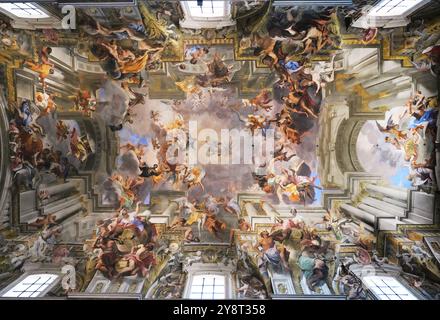 Affresco nella Chiesa di Sant'Ignazio, Roma, Italia. Dipinto da Andrea Pozzo, fondatore del Gesuita. La volta affrescata è una delle più grandi Foto Stock