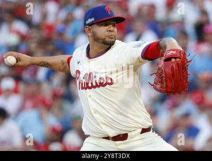 Philadelphia, Stati Uniti. 6 ottobre 2024. Jose Ruiz lanciatore dei Philadelphia Phillies lancia il sesto inning contro i New York Mets in gara 2 della MLB NLDS al Citizens Bank Park di Philadelphia, Pennsylvania, domenica 6 ottobre 2024. Foto di Laurence Kesterson/UPI. Crediti: UPI/Alamy Live News Foto Stock