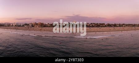 Vista aerea di Venice Beach al tramonto con lo skyline di Los Angeles Foto Stock