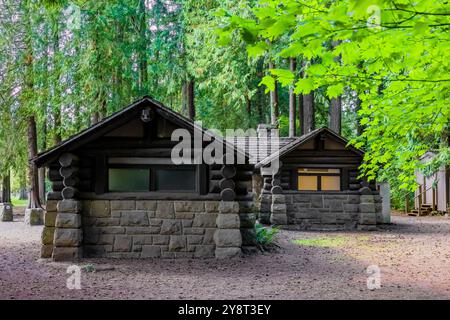 Bagni e servizi igienici in stile rustico costruiti dal Civilian Conservation Corps nel 1935 nel Millersylvania State Park, Washington State, USA Foto Stock